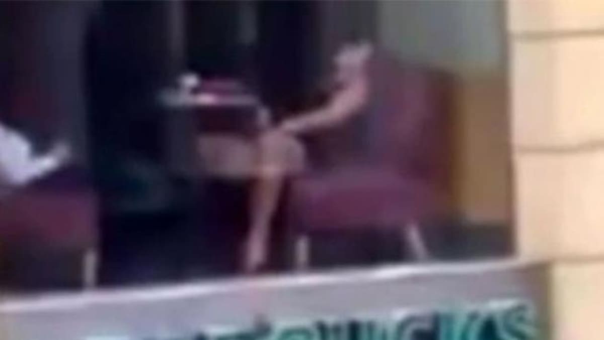 Sorprenden a una mujer masturbándose en un Starbucks