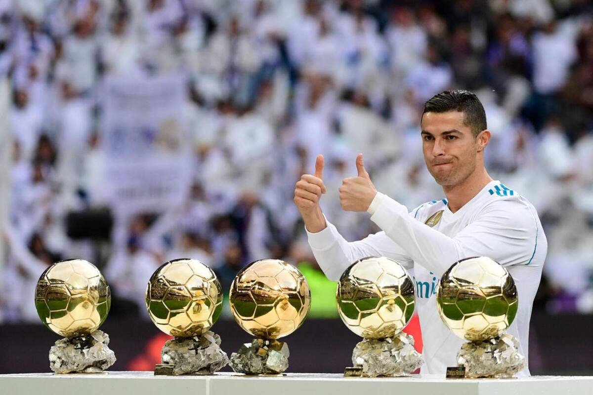 Anuario 2017 - Cristiano Ronaldo con el premio The Best (NA)