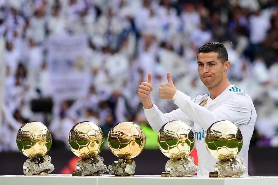 Anuario 2017 - Cristiano Ronaldo con el premio The Best (NA)