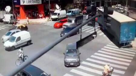 Accidente de tránsito en Flores, camión dobló en contramano y chocó