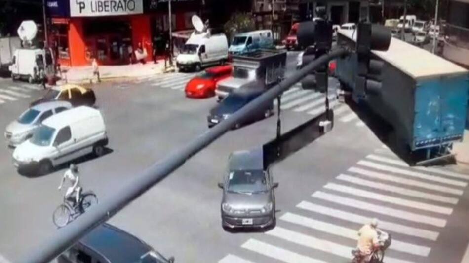 Accidente de tránsito en Flores, camión dobló en contramano y chocó