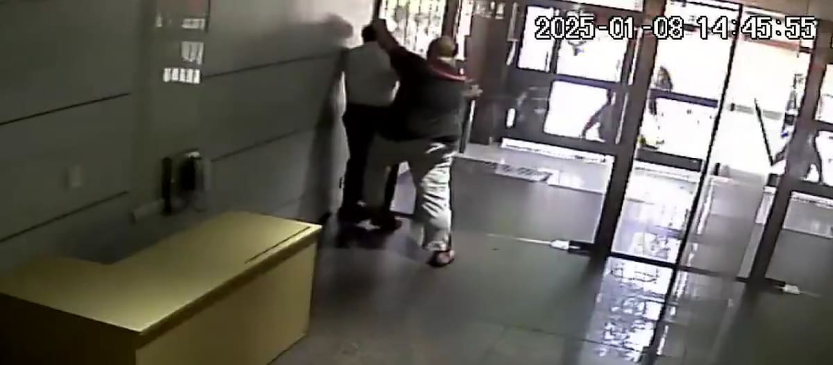 Hombre denunciado por vecinos en Balvanera. Fuente: Captura