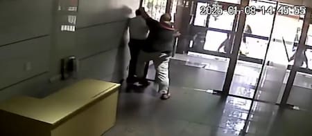 Hombre denunciado por vecinos en Balvanera. Fuente: Captura