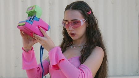 Exfluencers, “dumb phones” y estética retro: los cambios culturales que empiezan a definir el 2026