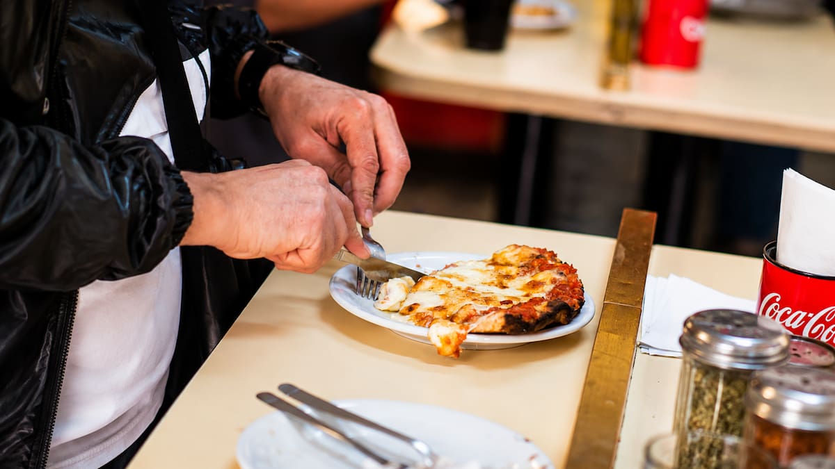 Fiesta por los 90 años del Obelisco en el Microcentro: cuánto cuesta la porción de pizza de parado en Güerrín y Banchero