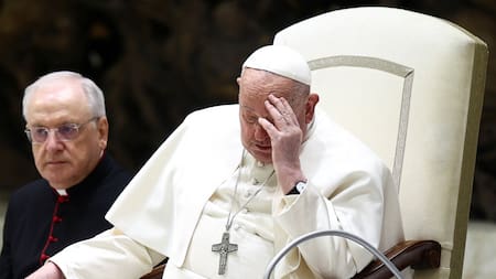 El papa Francisco debió interrumpir nuevamente su lectura por dificultades en la respiración. Foto: Reuters/Guglielmo Mangiapane.