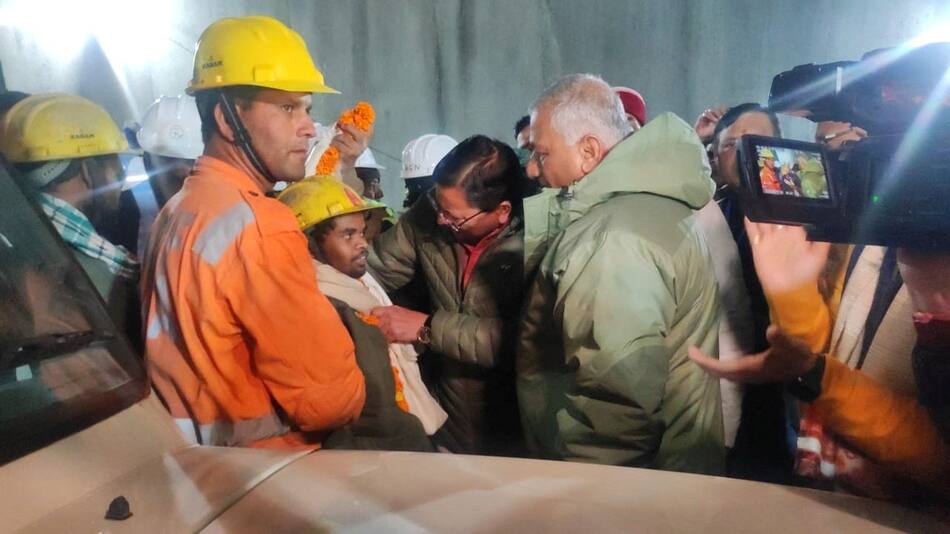 Rescate de los trabajadores atrapados en un derrumbe en India. Foto: Reuters.