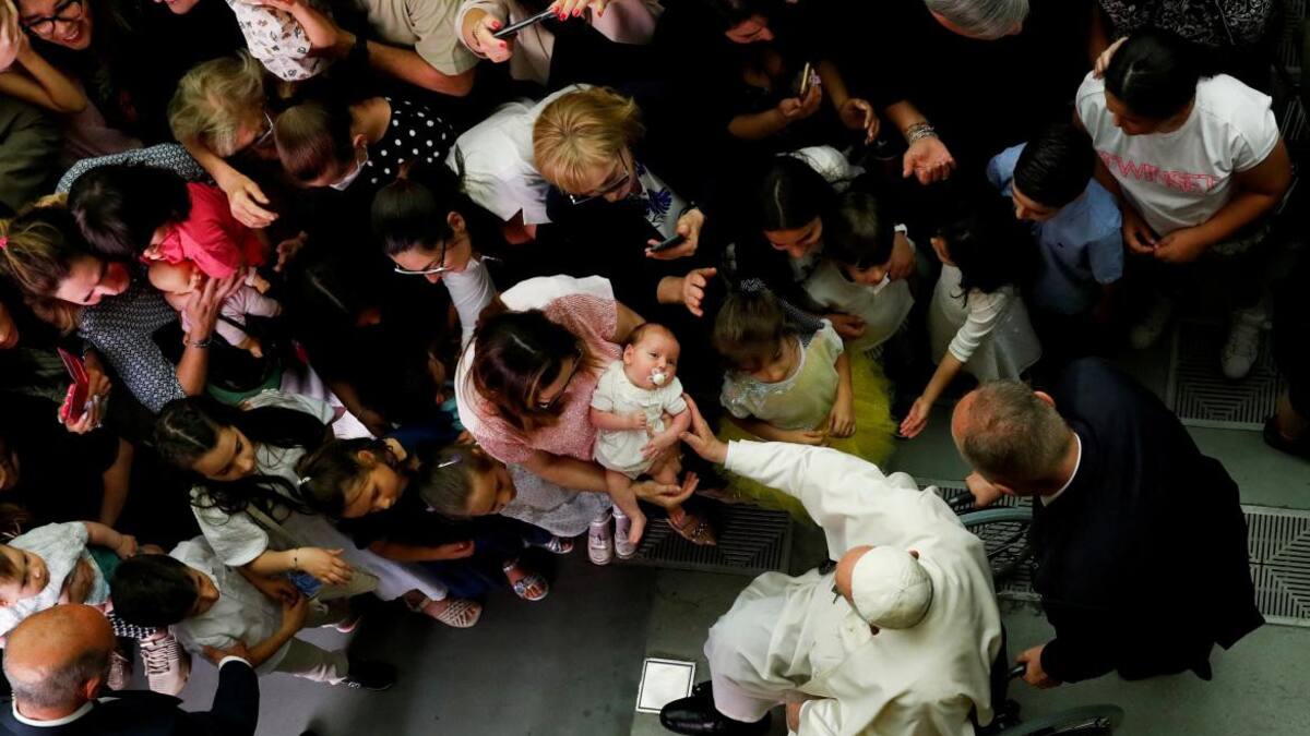 Papa Francisco en silla de ruedas. Foto REUTERS