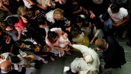 Papa Francisco en silla de ruedas. Foto REUTERS
