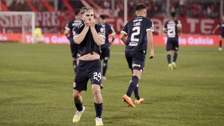 Santiago López festeja su primer gol en primera. Foto: NA