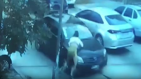 Un hombre atropelló a dos mujeres y arrastró a una por 30 metros. Foto: Captura de video.