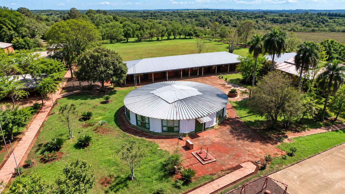 Vista aérea de la Escuela N° 258, ubicada en Campo Ramón, departamento de Oberá, Misiones.