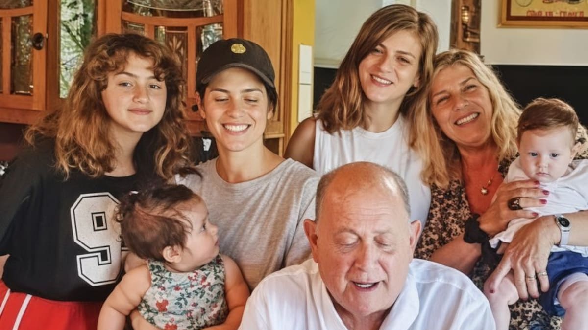 Chiche Gelblung junto a parte de su familia