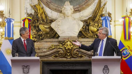 El presidente Alberto Fernández y su par de la República del Ecuador, Guillermo Lasso, durante la rueda de prensa conjunta en casa de gobierno. Foto NA: PRESIDENCIA