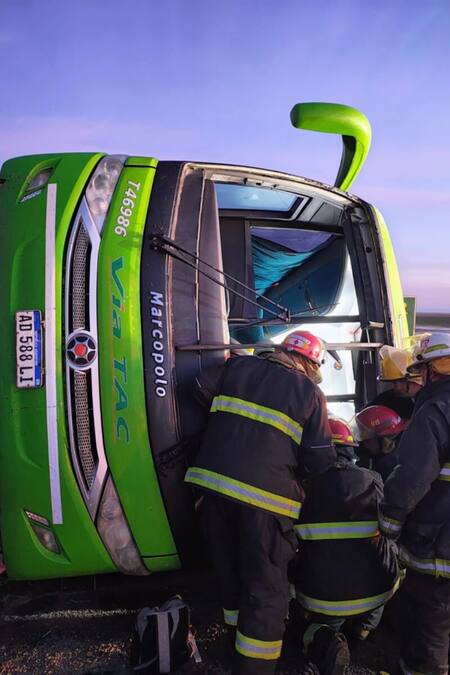 Volcó un micro en General La Madrid. Foto: gentileza La Brújula