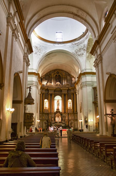 El interior de la Parroquia de San Pedro. Foto: Wikipedia