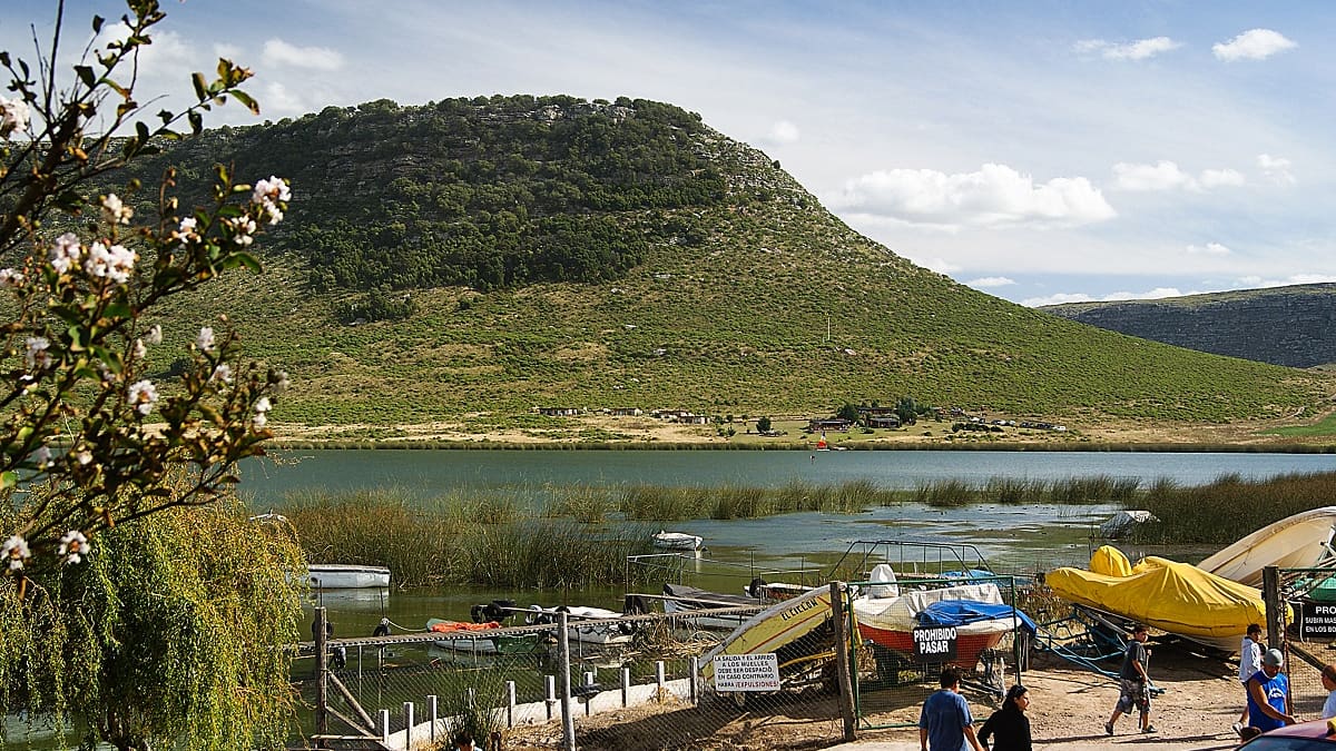 La laguna bonaerense con paisajes patagónicos que está cerca de Mar del Plata: ideal para pescar pejerreyes, dentudos y bagres