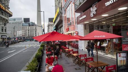 Restaurantes, atención al aire libre, pandemia en Argentina, NA.