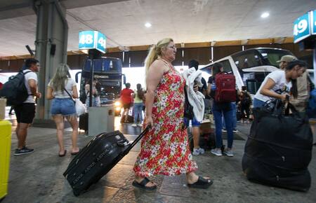 Los pasajes en micros de larga distancia hacia la Costa Atlántica tienen grandes descuentos. Foto: NA (Mariano Sánchez)