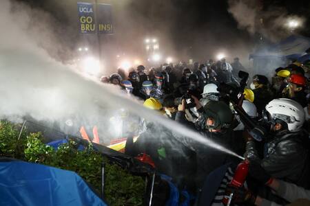 Detenciones y represión en la Universidad de California en Los Angeles. Foto: Reuters.