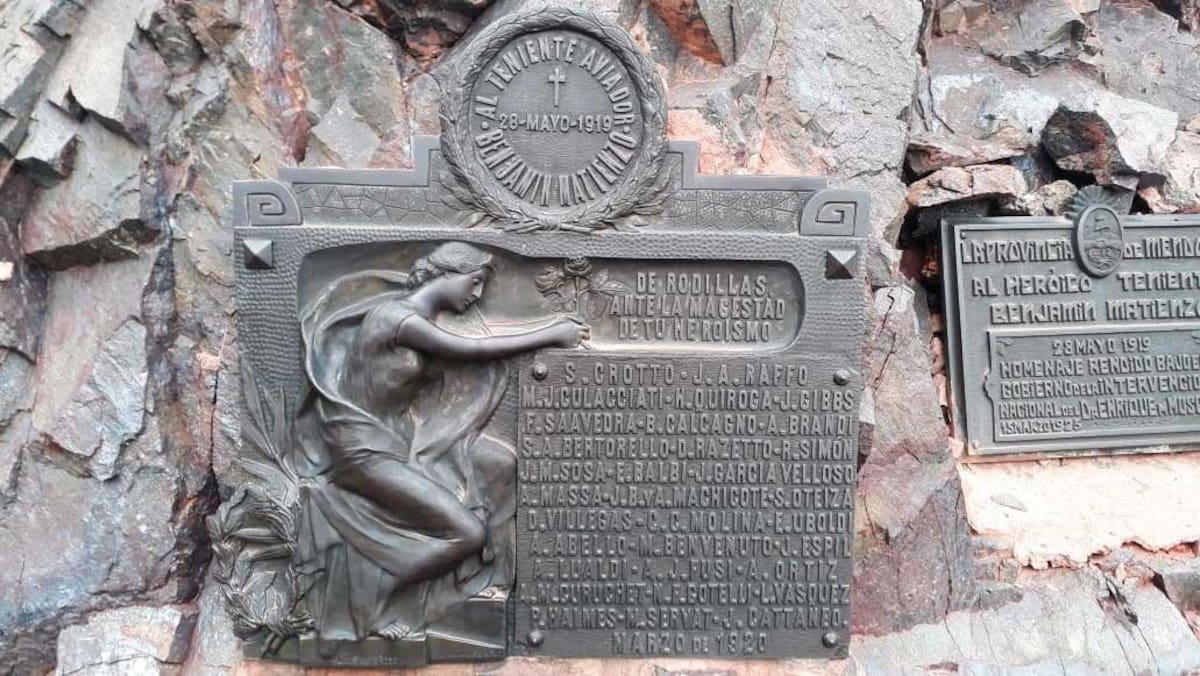 Placa en honor a Matienzo en el lugar donde se encontró su cuerpo