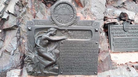 Placa en honor a Matienzo en el lugar donde se encontró su cuerpo