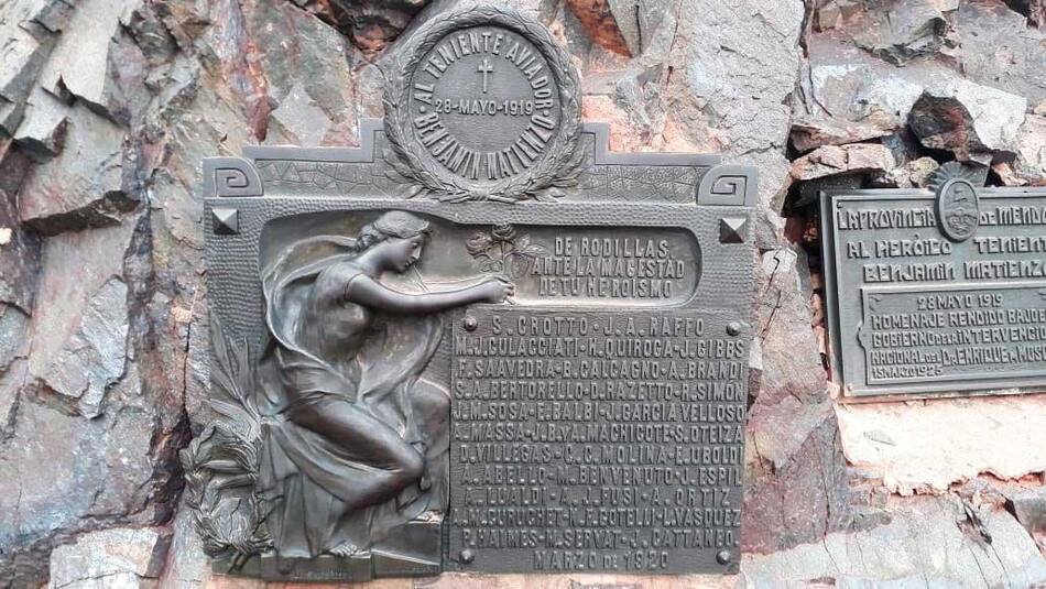 Placa en honor a Matienzo en el lugar donde se encontró su cuerpo