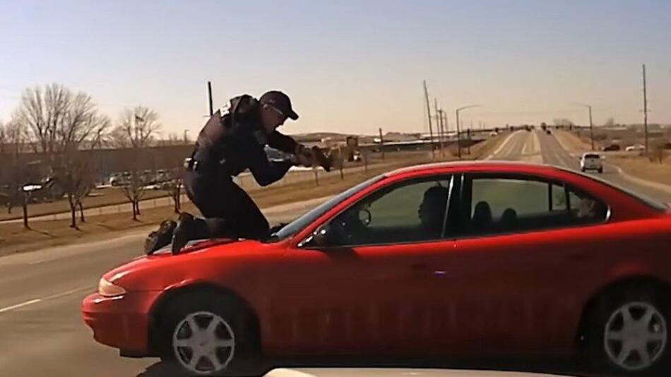 Persecusión con el policía en el capó del auto. Foto onpatrolk9.