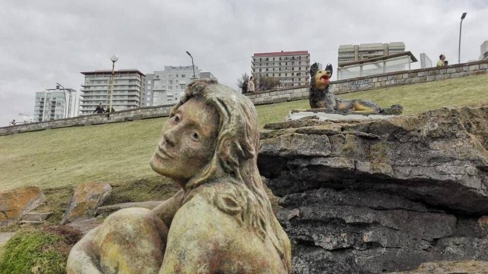 Estatua de perro anónima en Mar del Plata