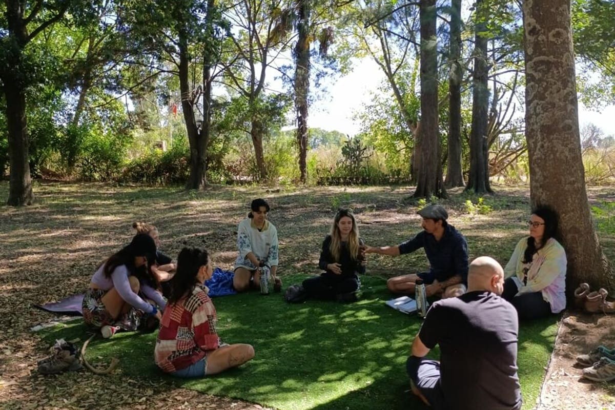 La propuesta está orientada a quienes desean vivir una experiencia inmersa en la naturaleza, compartiendo un estilo de vida basado en la sustentabilidad y el desarrollo personal.