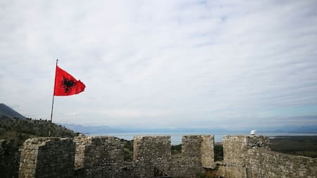 La impactante historia de Albania, marcada por el águila bicéfala como símbolo nacional