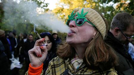 Una mujer fumando marihuana. Foto: REUTERS