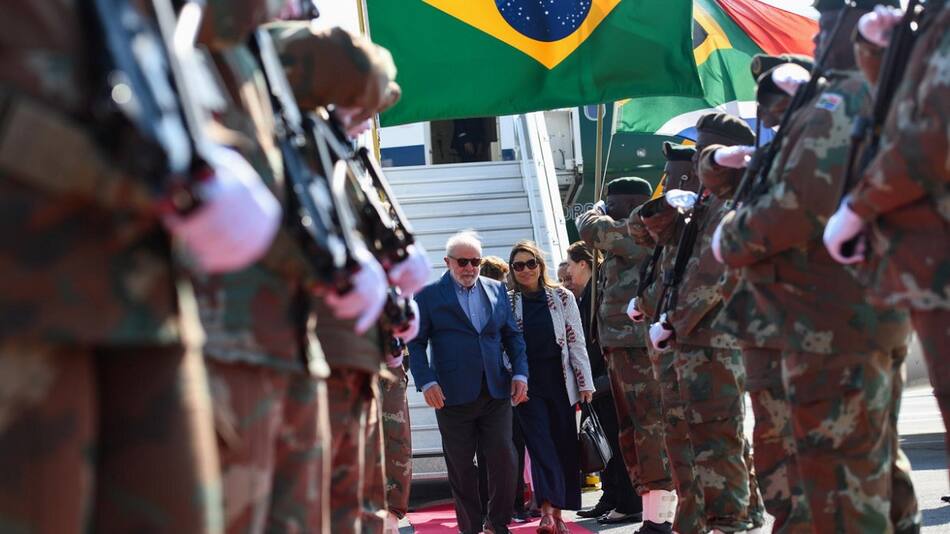 La llegada de Lula da Silva a Sudáfrica para participar de la cumbre de los BRICS. Foto: EFE.