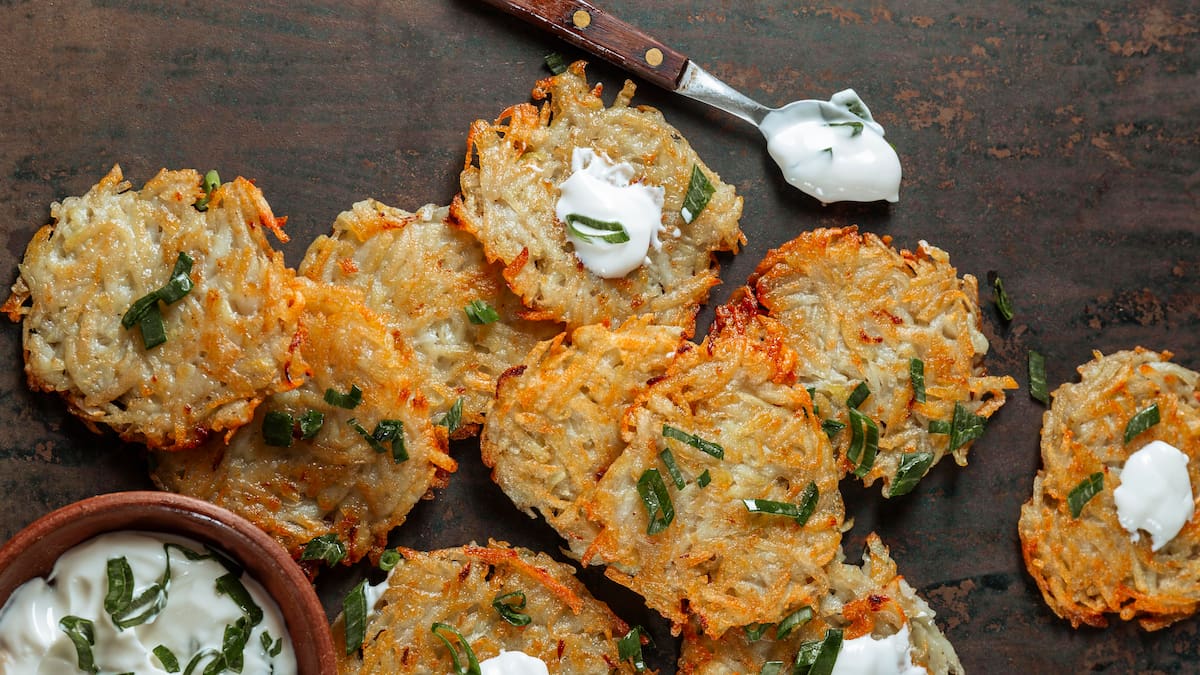 2 tazas de arroz y 100 gramos de queso: cómo hacer torrejitas crocantes por fuera y cremosas por dentro
