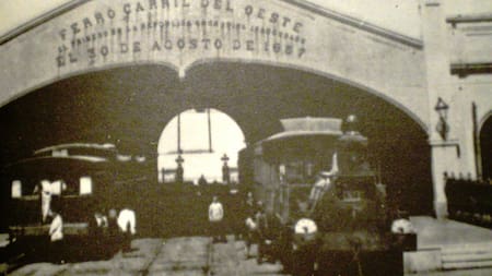 Trenes en la estación del Parque, la primera de la línea e inaugurada en 1857