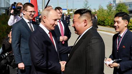Vladimir Putin le da la mano al líder de Corea del Norte, Kim Jong Un durante una reunión en el cosmódromo de Vostochny, en el extremo oriental de la región de Amur, Rusia.