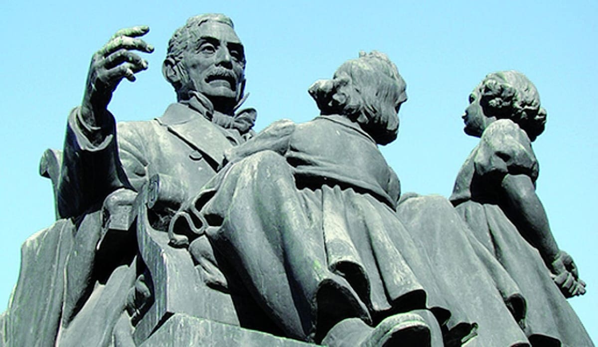 Monumento de San Martín junto a sus nietas