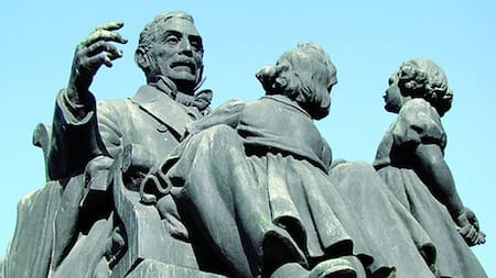Monumento de San Martín junto a sus nietas