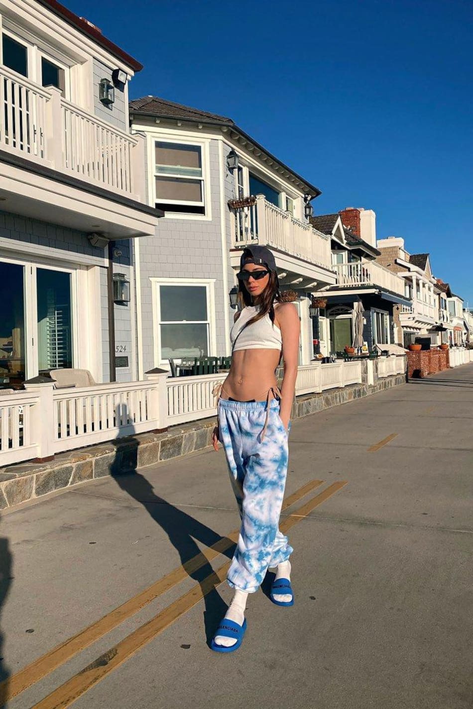 Tini Stoessel en ojotas y con medias revolucionó las redes sociales