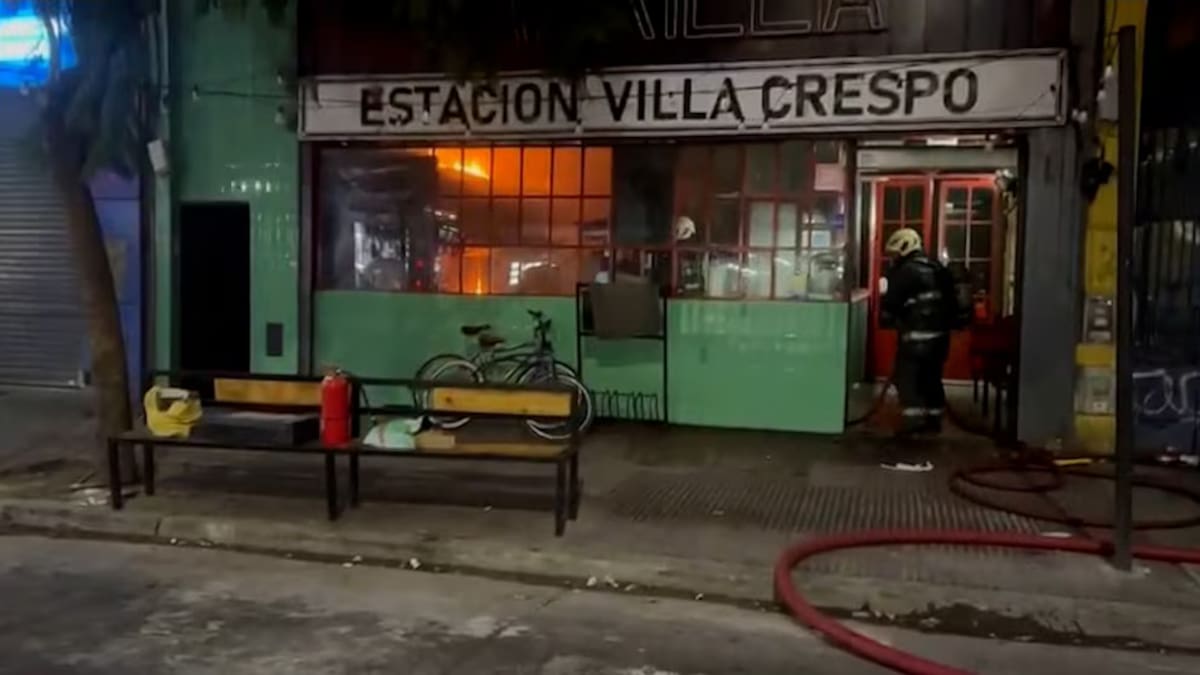 Feroz incendio en una parrilla en Villa Crespo: trabajaron 8 dotaciones de Bomberos y varias ambulancias