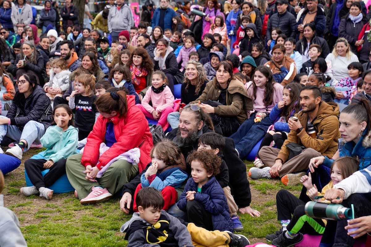 Chicos participan de juegos interactivos y actividades al aire libre en el festejo del Día del Niño realizado en la Floralis Genérica.