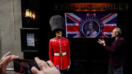 La muerte de Isabel II, en fotos: luto en Reino Unido, despedidas internacionales y homenajes en todo el mundo