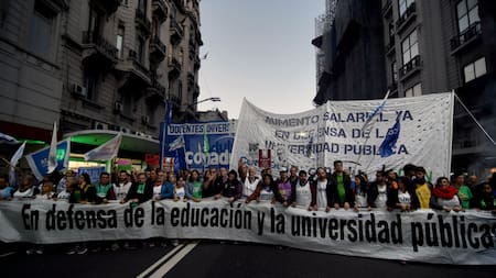 Marcha universitaria en el Congreso. Foto: NA