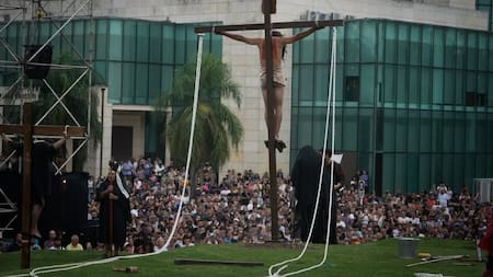 Malvinas Argentinas vivió el Vía Crucis junto a sus comunidades parroquiales