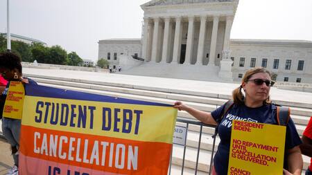 Seguidores de la iniciativa propuesta por Joe Biden de aliviar la deuda de estudiantes. Foto: Reuters.