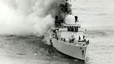Hundimiento del HMS Sheffield en Malvinas. Foto: Archivo.