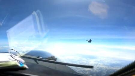 Avión caza de EEUU en el Mar de la China. Foto: captura de video Ruptly.