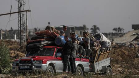 Gazatíes huyen de Rafah. Foto: EFE.