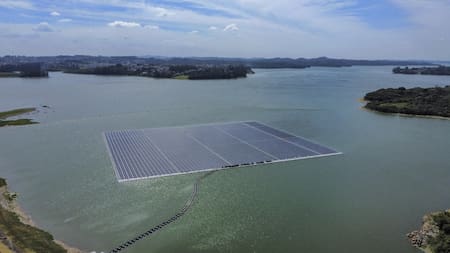 Inauguran la mayor central solar flotante de Brasil con 10.000 paneles. EFE