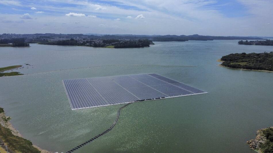 Inauguran la mayor central solar flotante de Brasil con 10.000 paneles. EFE